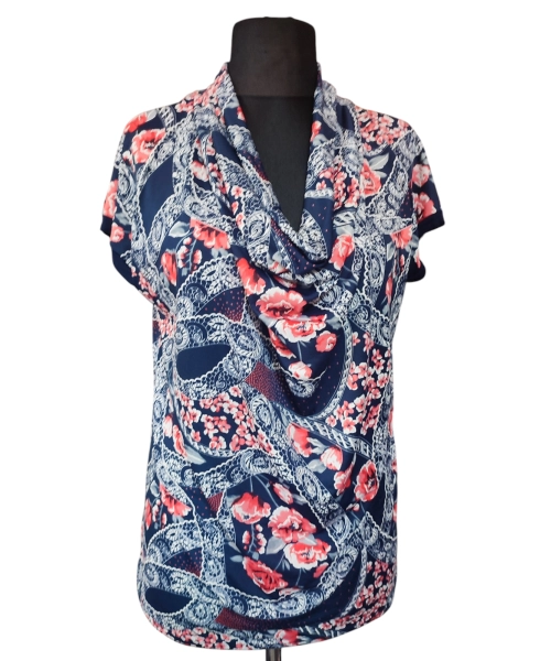 Bluzka z lejącym dekoltem typu woda - biały koronkowy wzór i kwiaty